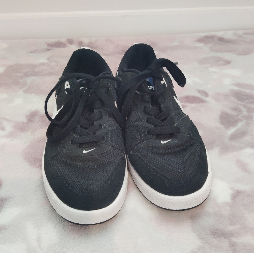 Nike Black and White Sneakers with Classic Skateboard Style - Picture 3 of 7